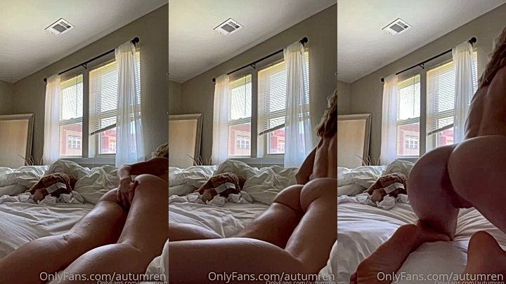 nude Autumren lying naked on the bed in onlyfans leaked video