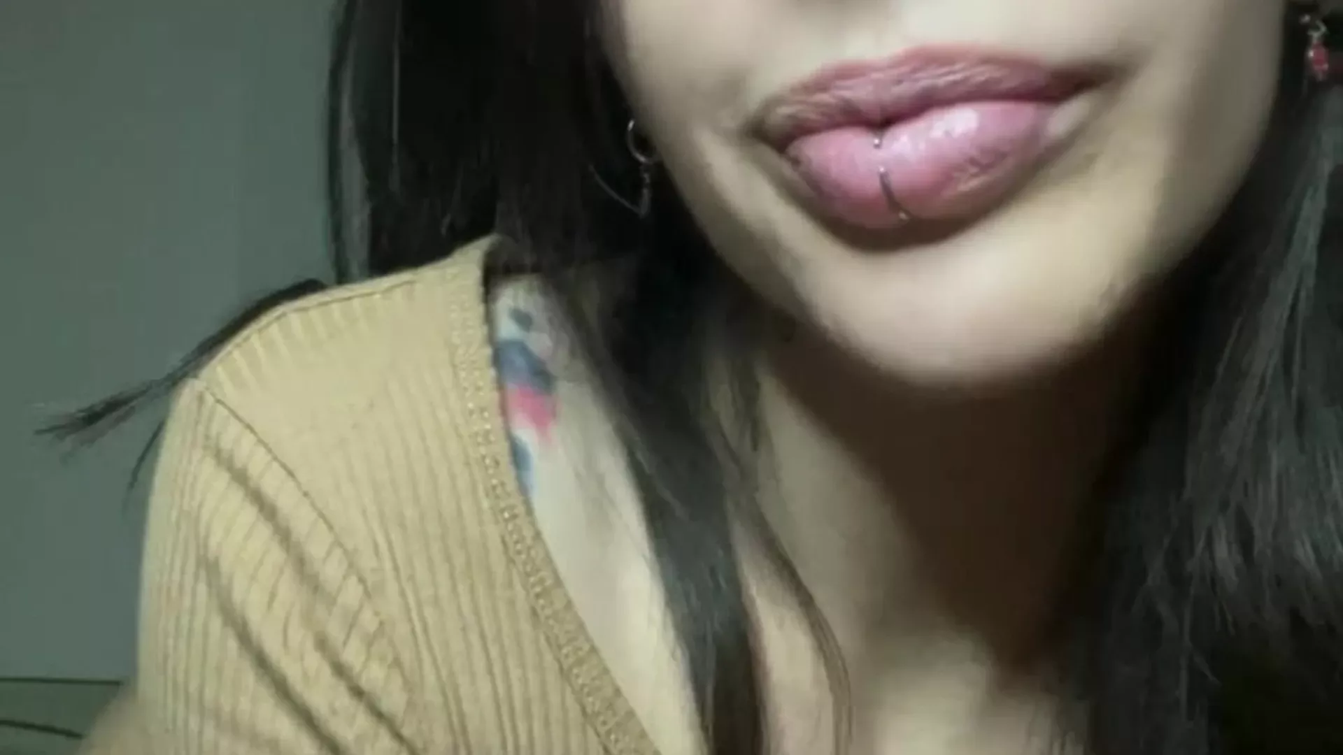Alex Mucci showing her small ass in leaked video