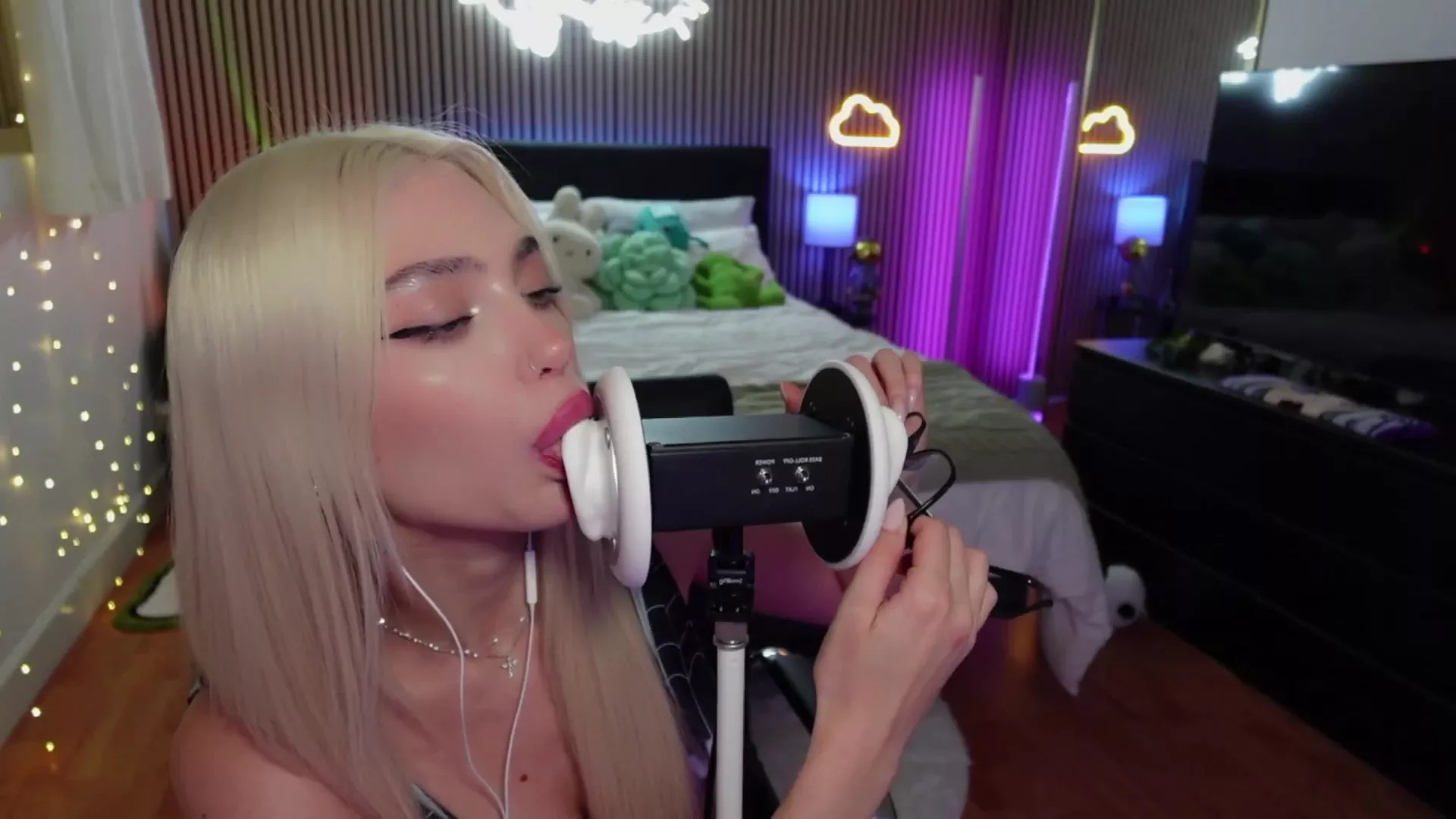 ASMR Ari Baby kissing and making naughty sound in leaked video