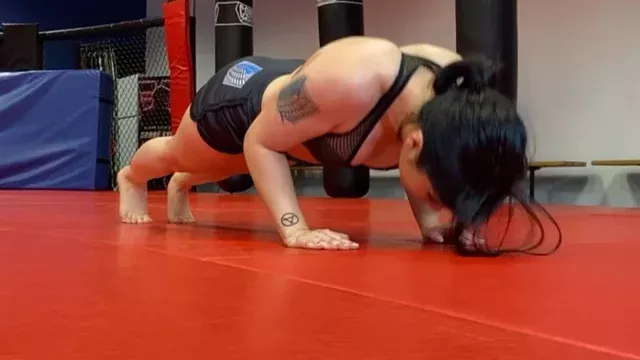 athletic onlyfans Womanwearingred doing push-up in leaked video