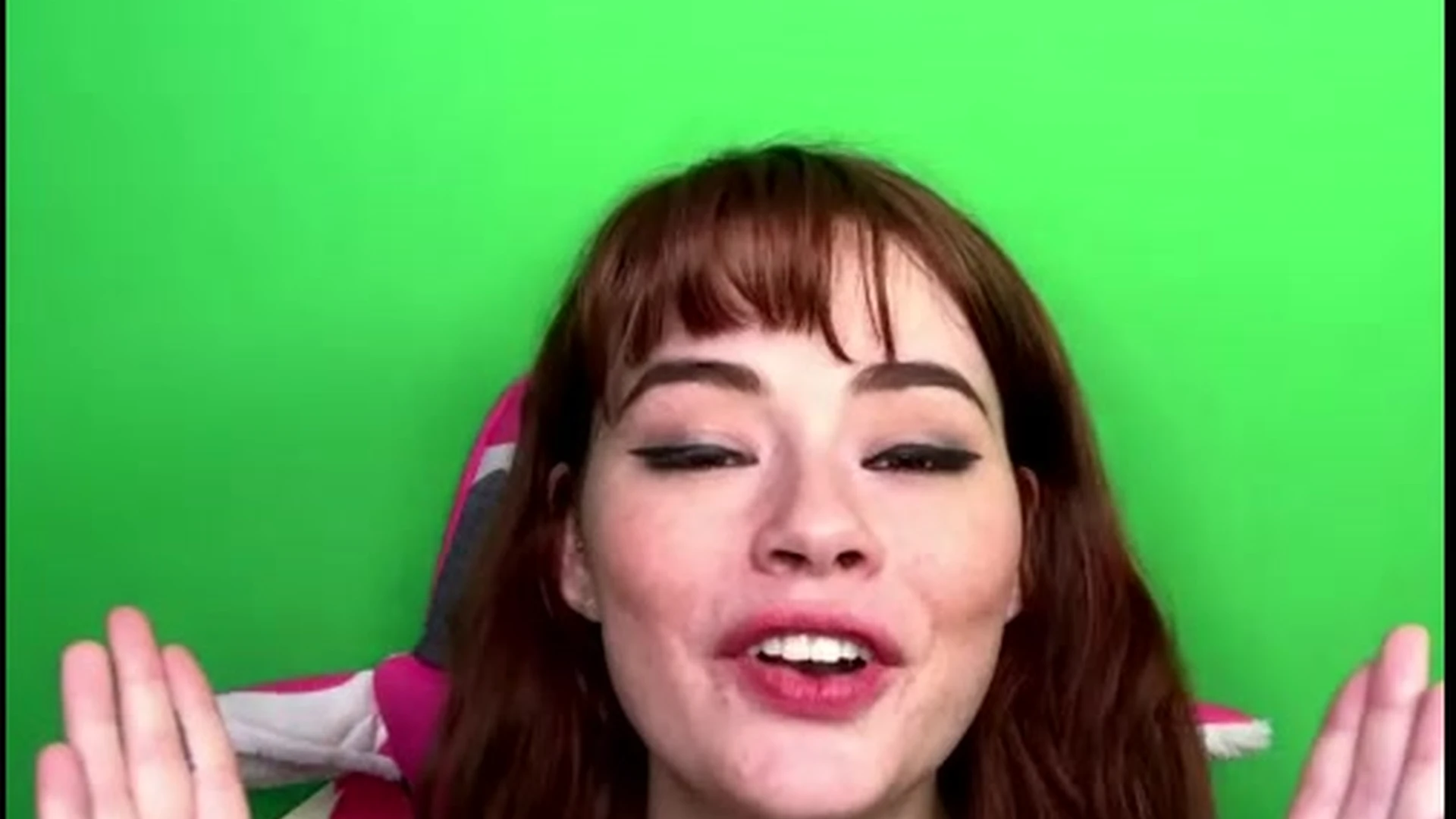 sexy Sabrina Lynn stripped open her cloth to show off her tits