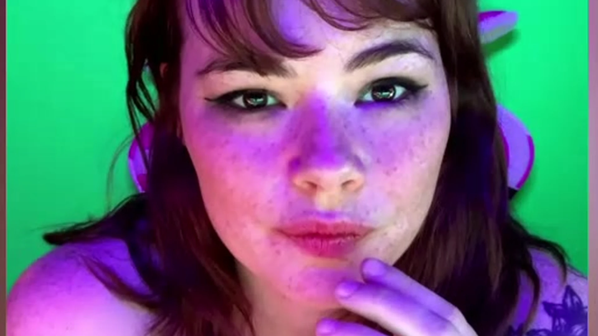Sabrina Lynn talking while her tits is out