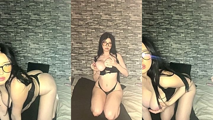 onlyfans Layla Dream pulls down her bra to expose her big tits
