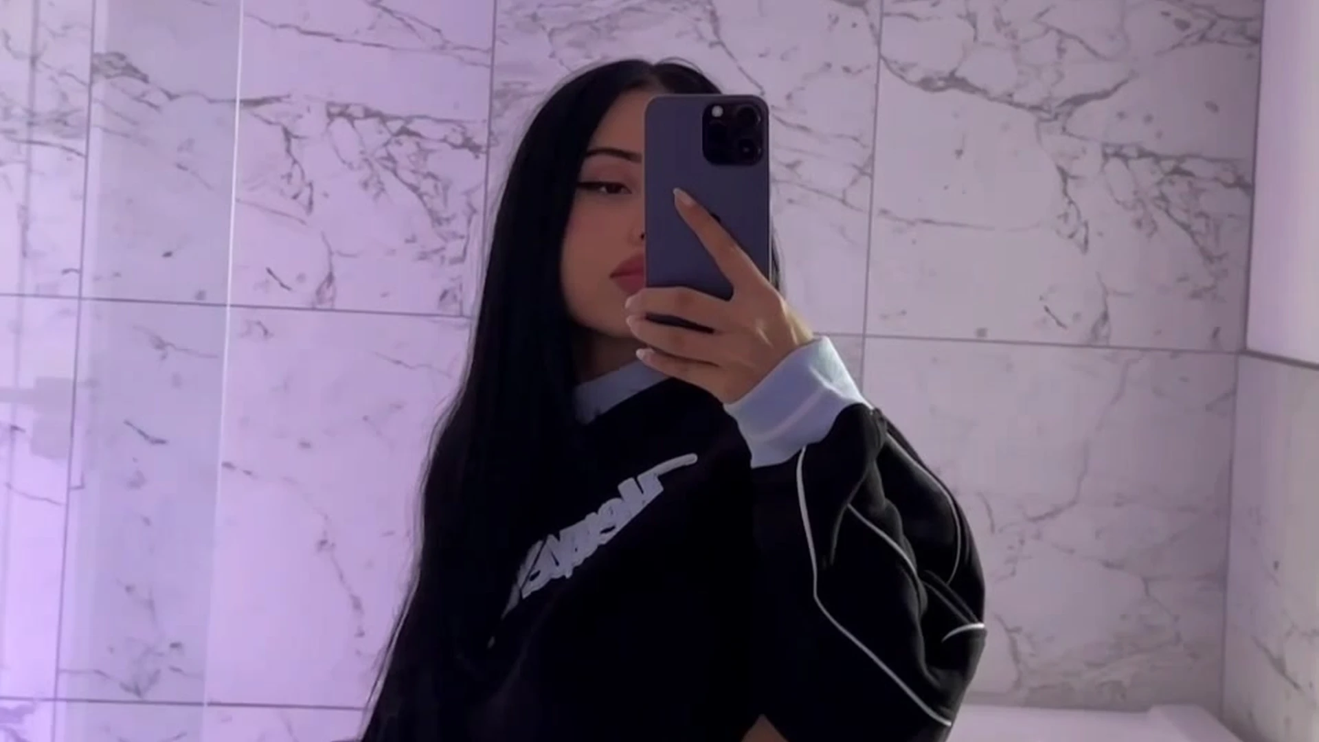 Ginasavagex taking a selfie showing off her big ass