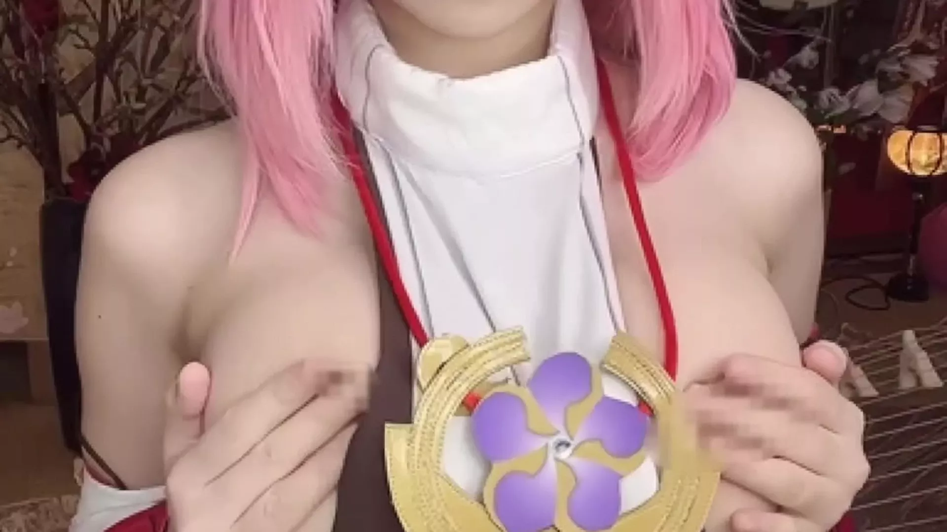 moiicos43 pulls her top and also plays with her tits on camera in leaked video