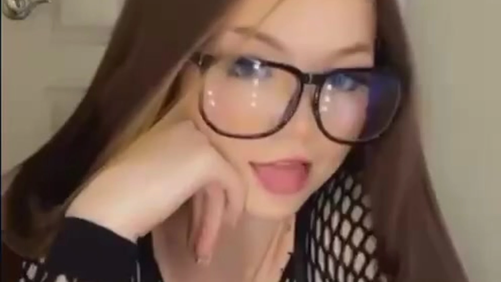 onlyfans Strawbeariemilkk dancing pulling up her to to play with her tits