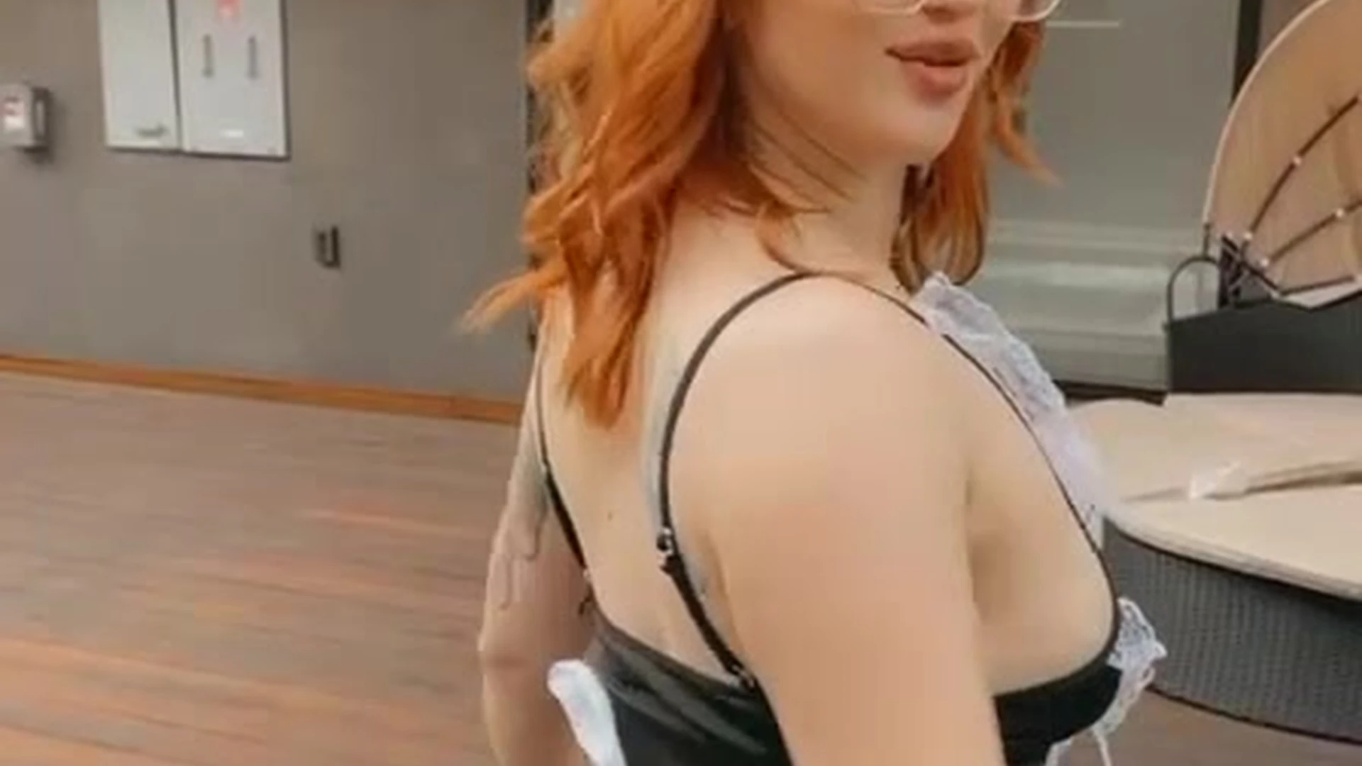 white Emma Magnolia shaking her ass on newly leaked onlyfans video