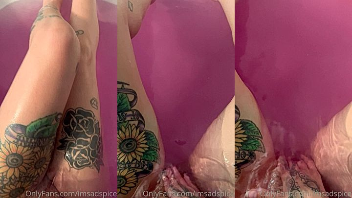 onlyfans Imsadspice spreading her legs and rubbing her pussy in the bath tub