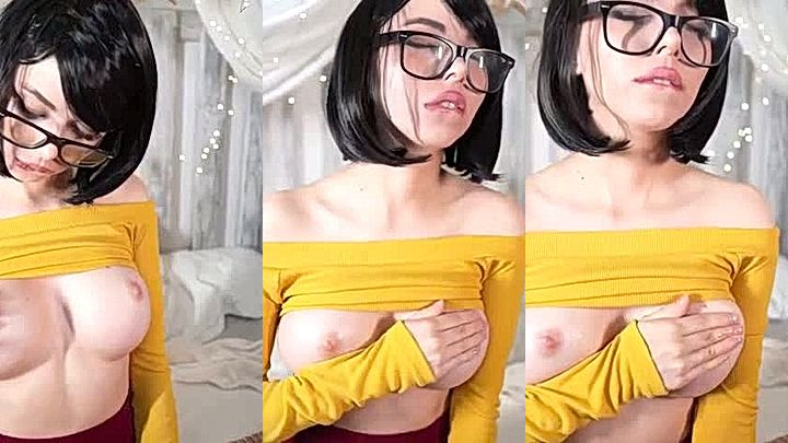 sexy cosplayer Amanda Welp posing in a sexy lingerie