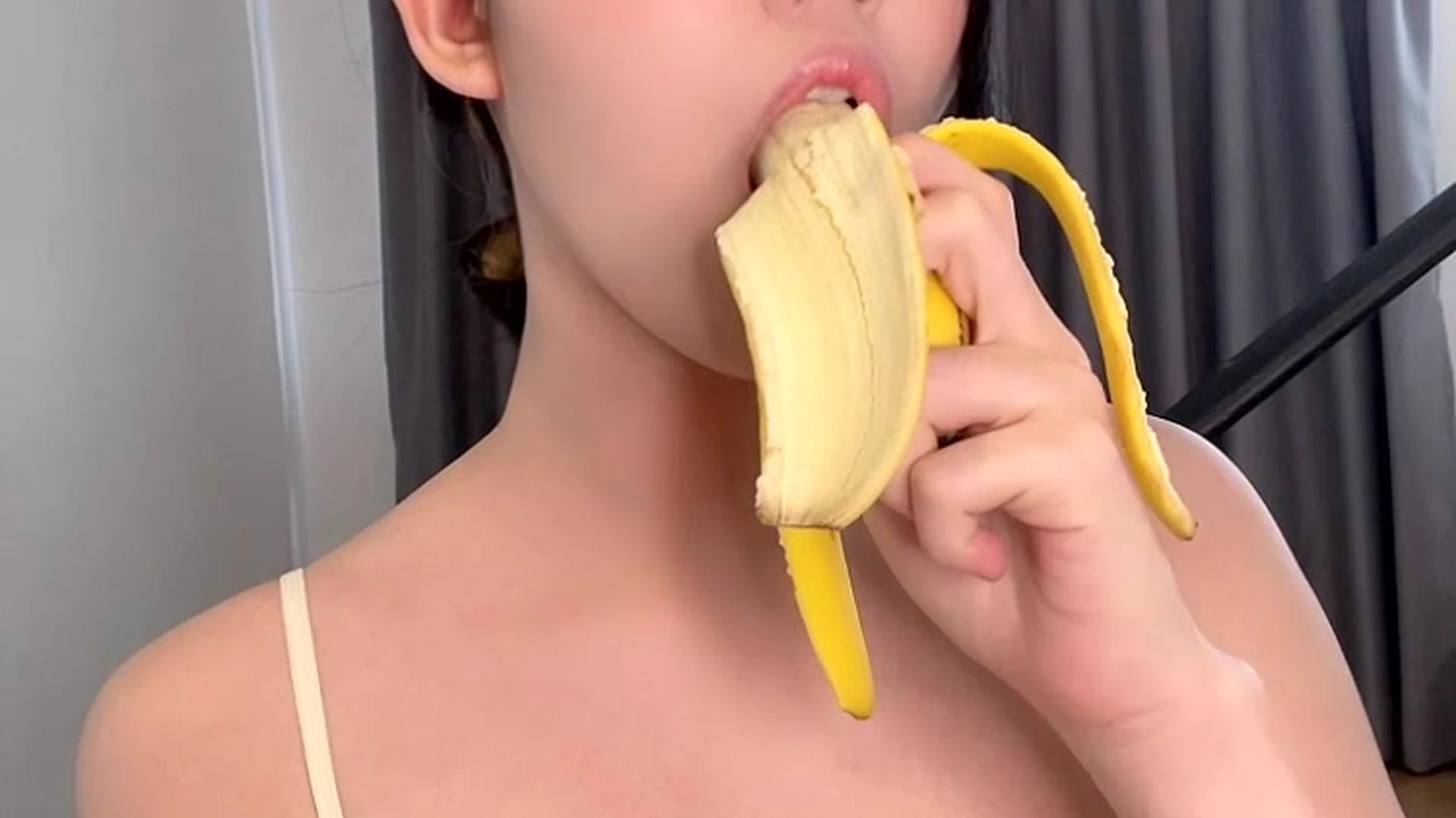 sexy onlyfans model moiicos43 sucking on a banana in leaked video