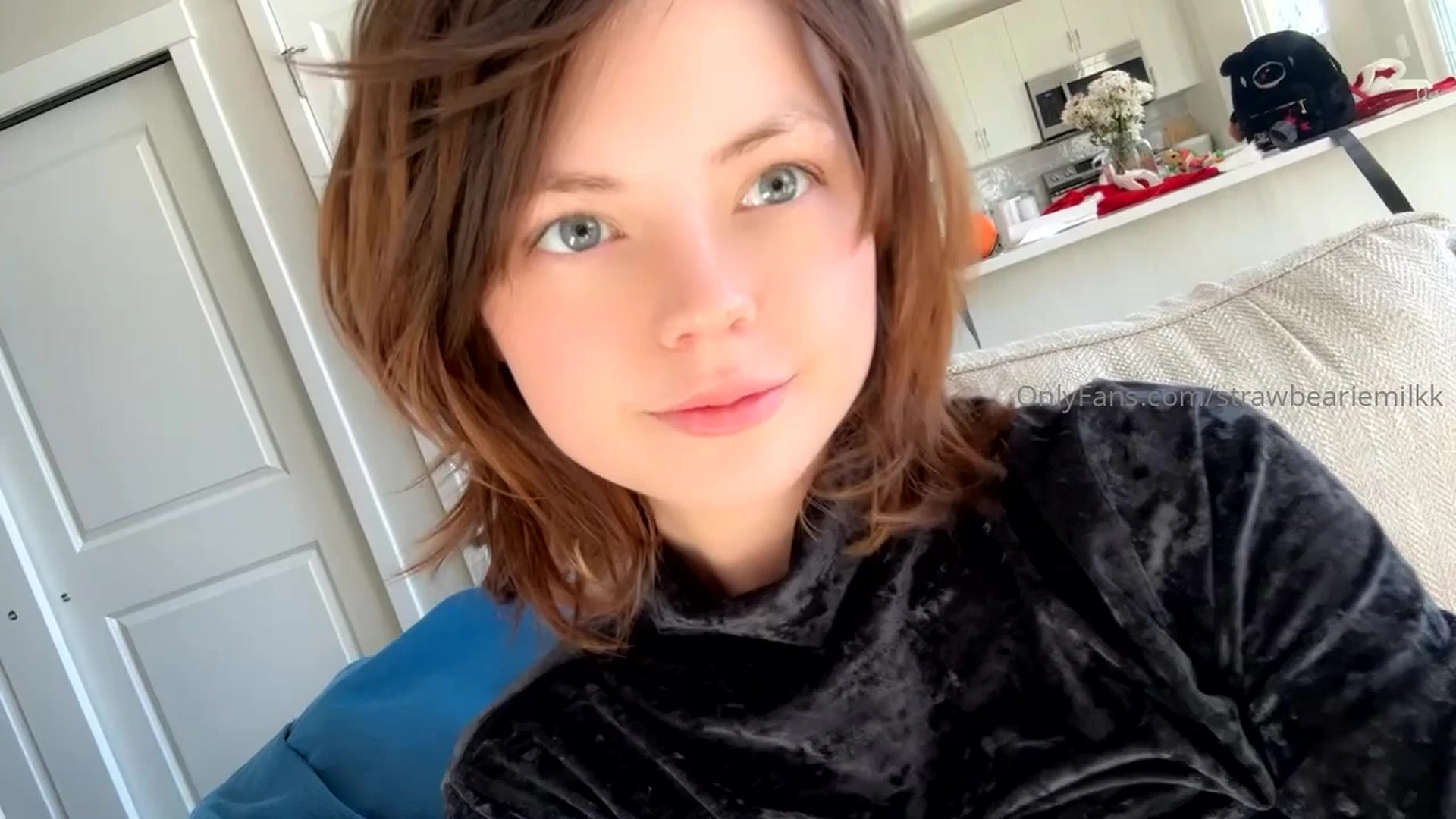 sexy model Strawbeariemilkk pulling up her top showing her small tits