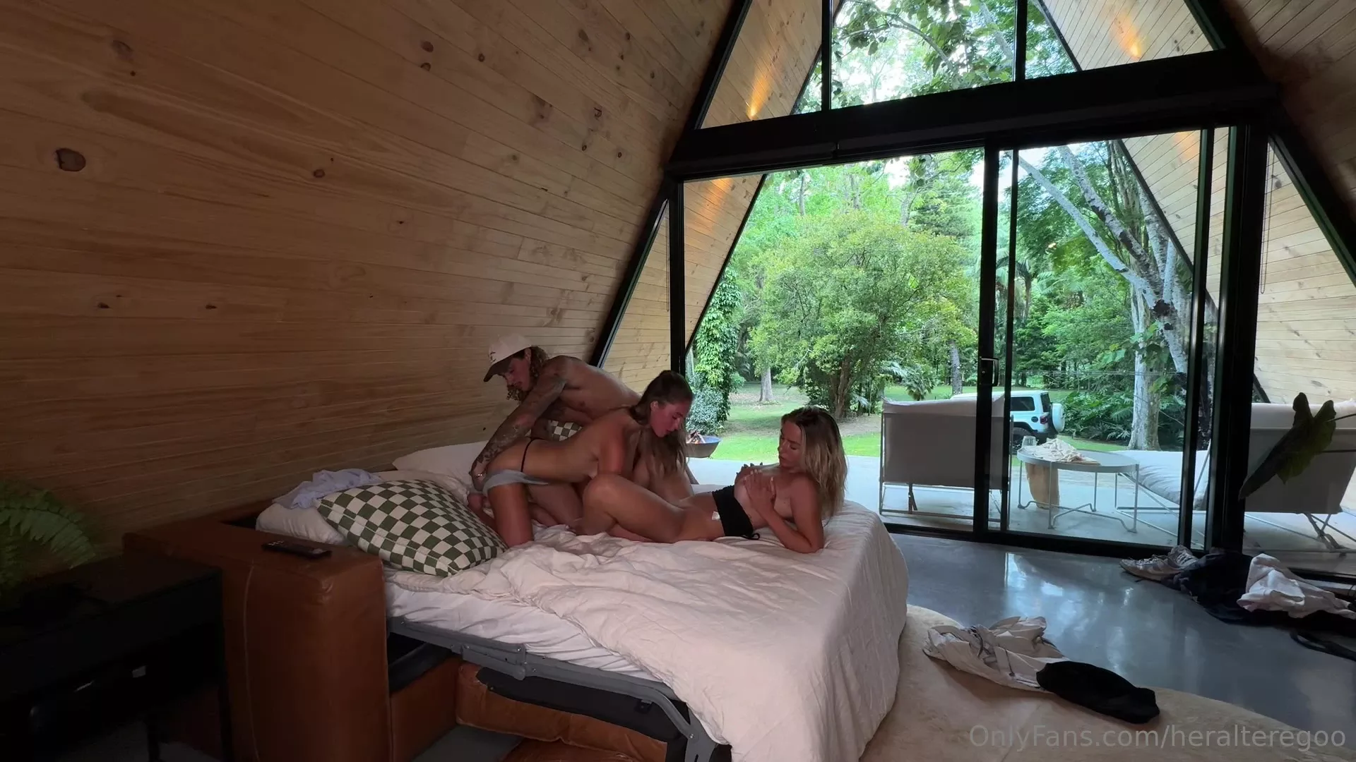 2 models getting fucked by a single guy in Ellaalexandraxo leaked threesome sextape